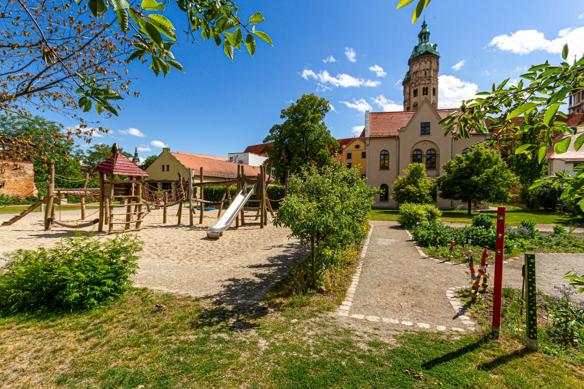 Schulgarten und Spielplatz